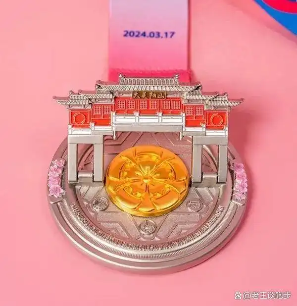 2021马拉松奖牌图片及材质_马拉松奖牌发光吗_马拉松奖牌展示