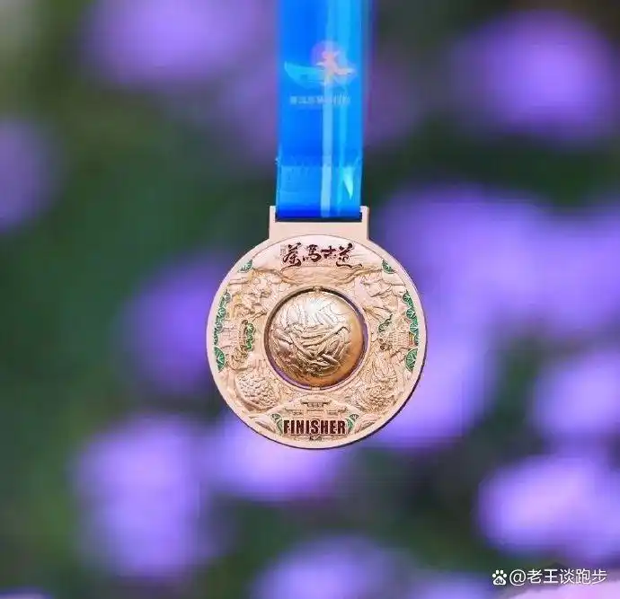 马拉松奖牌发光吗_马拉松奖牌展示_2021马拉松奖牌图片及材质