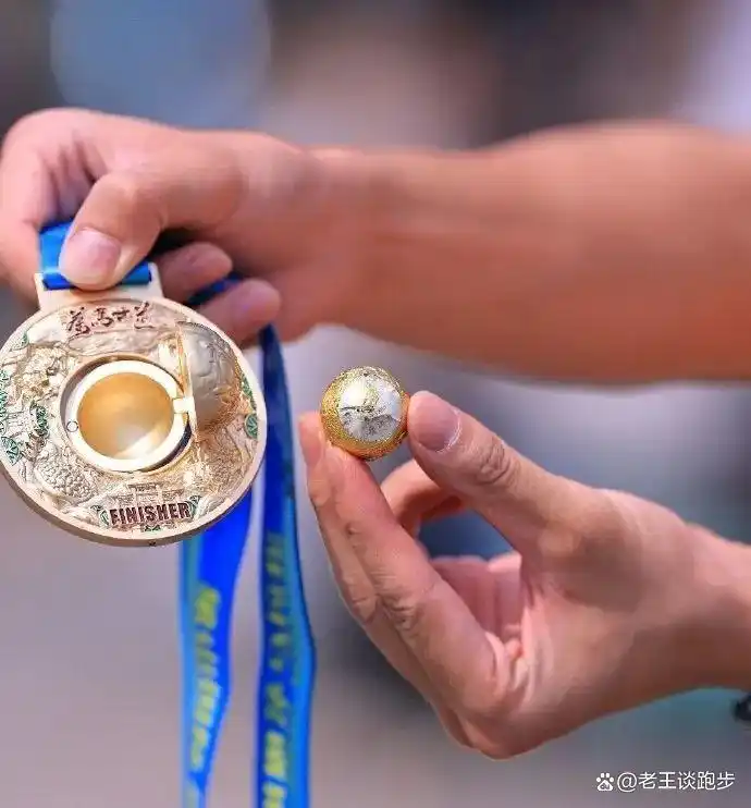 马拉松奖牌展示_2021马拉松奖牌图片及材质_马拉松奖牌发光吗