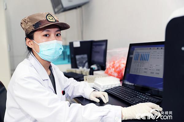 抗击疫情一线的军事医学专家董韵竹与丈夫仪