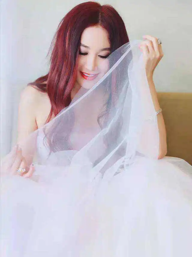 香港冻龄女神温碧霞56岁依旧美艳动人，内