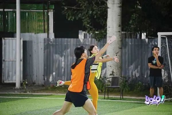 打篮球规则新手入门女生_女生新手打篮球的基本功_篮球初学女生