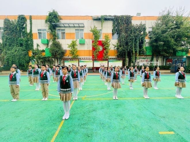 小学生体操队形的间隔距离_体操比赛队形小学生_小学生体操入场队形视频