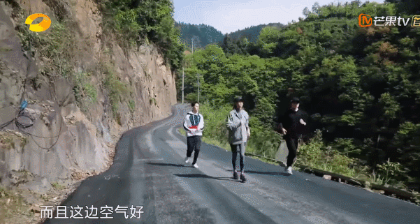 健身明星大爷_健身的高龄男明星_大年纪男明星健身照
