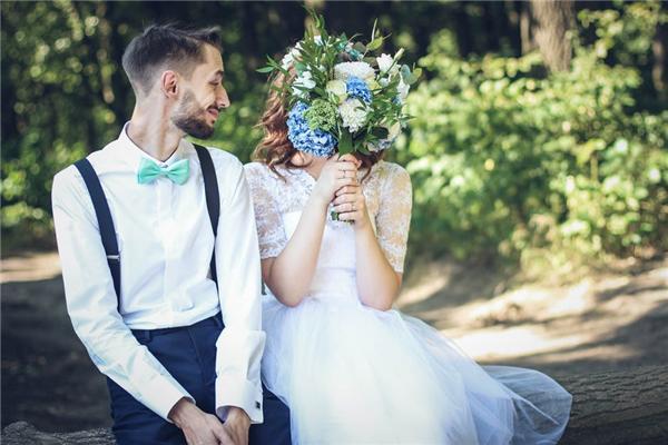 婚礼当天婆婆造型_婆婆婚礼服穿什么好看什么颜色_结婚司仪让婆婆拍腿