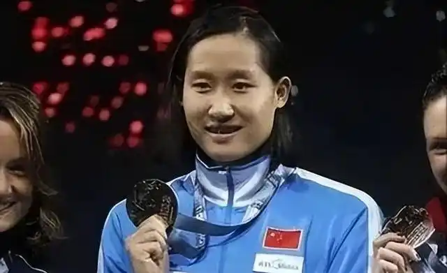 游泳冠军刘子歌照片_游泳运动员刘子歌图片_中国女子游泳名将刘子歌视频