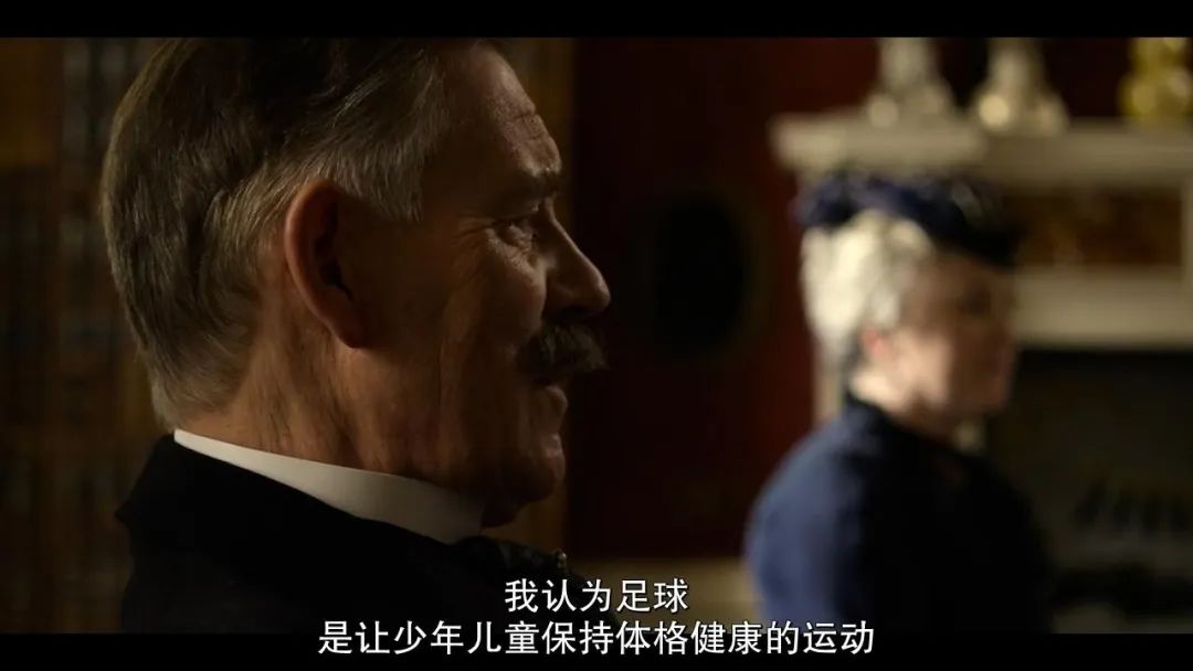 业余足球比赛冠军捧杯_业余足球队奖杯奖项设置_足球捧杯视频