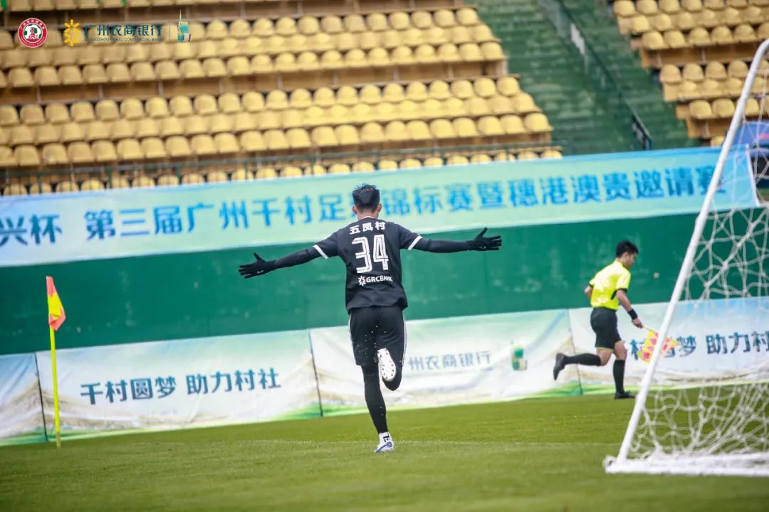 业余足球冠军比赛捧杯视频_足球捧杯视频_业余足球比赛冠军捧杯