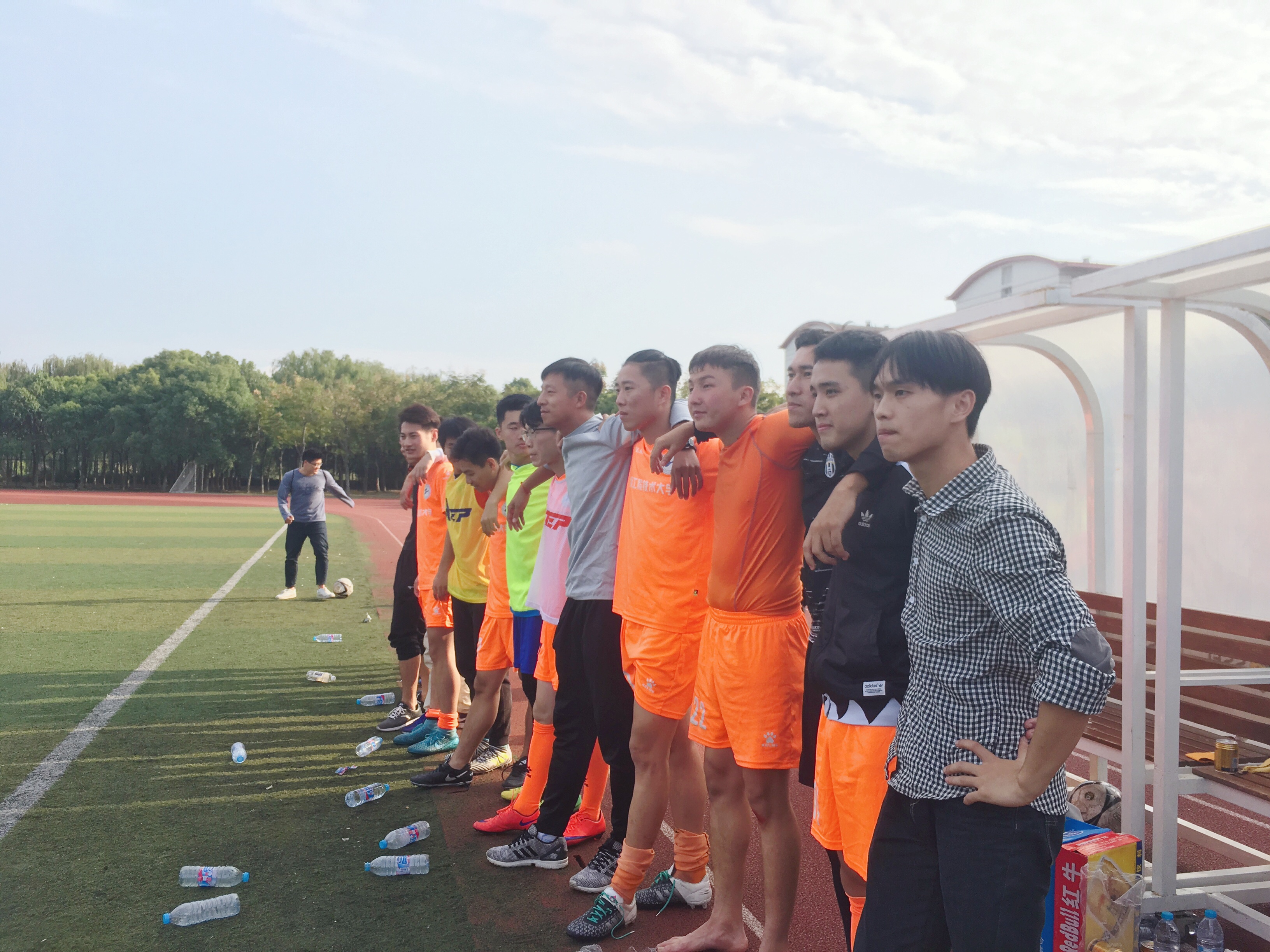 业余足球冠军比赛捧杯图片_业余足球比赛冠军捧杯_业余足球冠军比赛捧杯视频