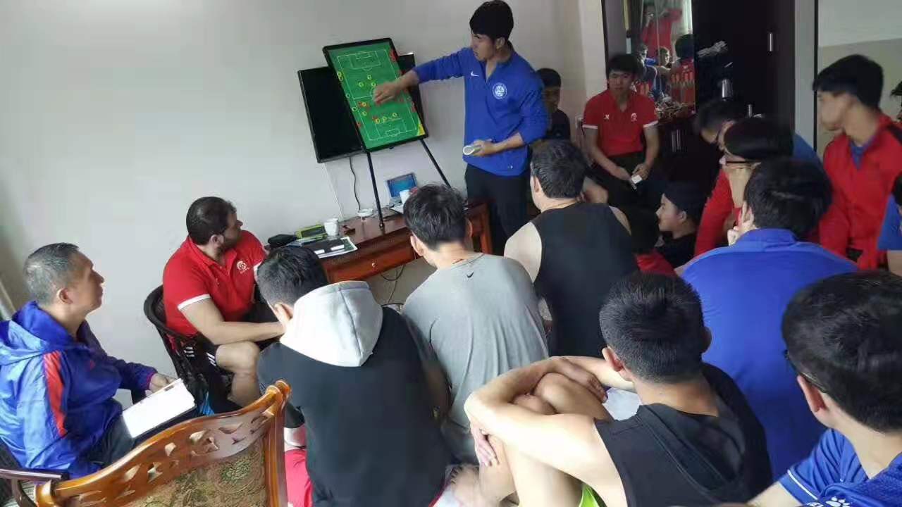 业余足球比赛冠军捧杯_业余足球冠军比赛捧杯视频_业余足球冠军比赛捧杯图片