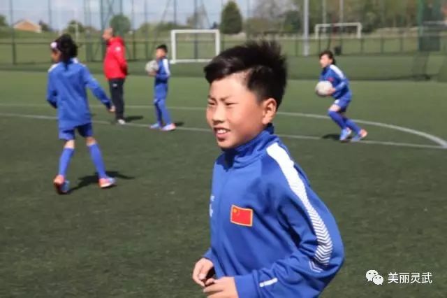 如何在半个月学会足球技巧_足球技巧30招教学_足球技巧怎么练