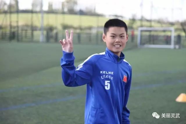 足球技巧怎么练_如何在半个月学会足球技巧_足球技巧30招教学