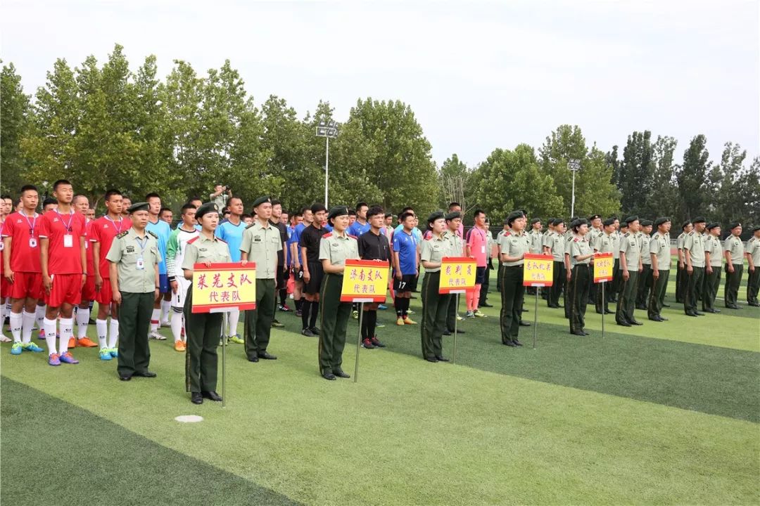 足球连守门员共多少人_足球守门员禁区连续拍球_足球连续打门规则是什么