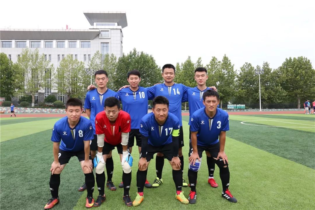 足球连守门员共多少人_足球连续打门规则是什么_足球守门员禁区连续拍球