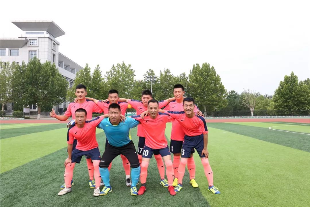 足球连守门员共多少人_足球连续打门规则是什么_足球守门员禁区连续拍球