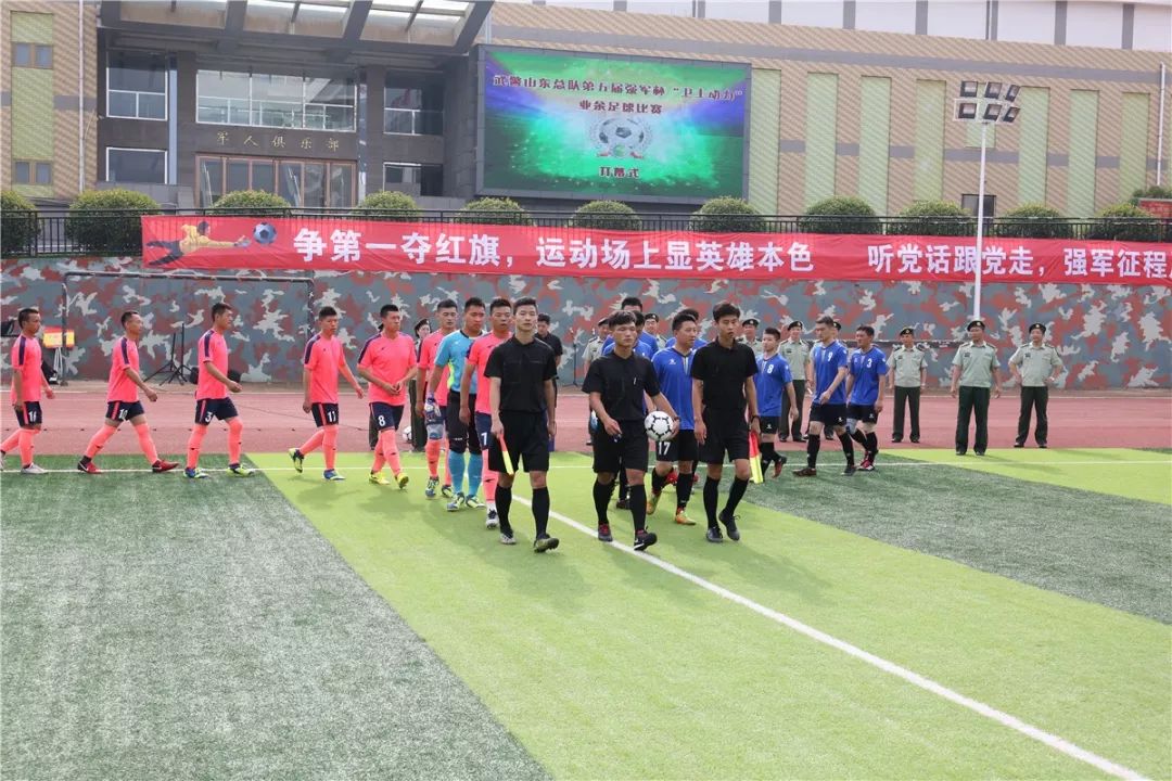 足球连守门员共多少人_足球守门员禁区连续拍球_足球连续打门规则是什么