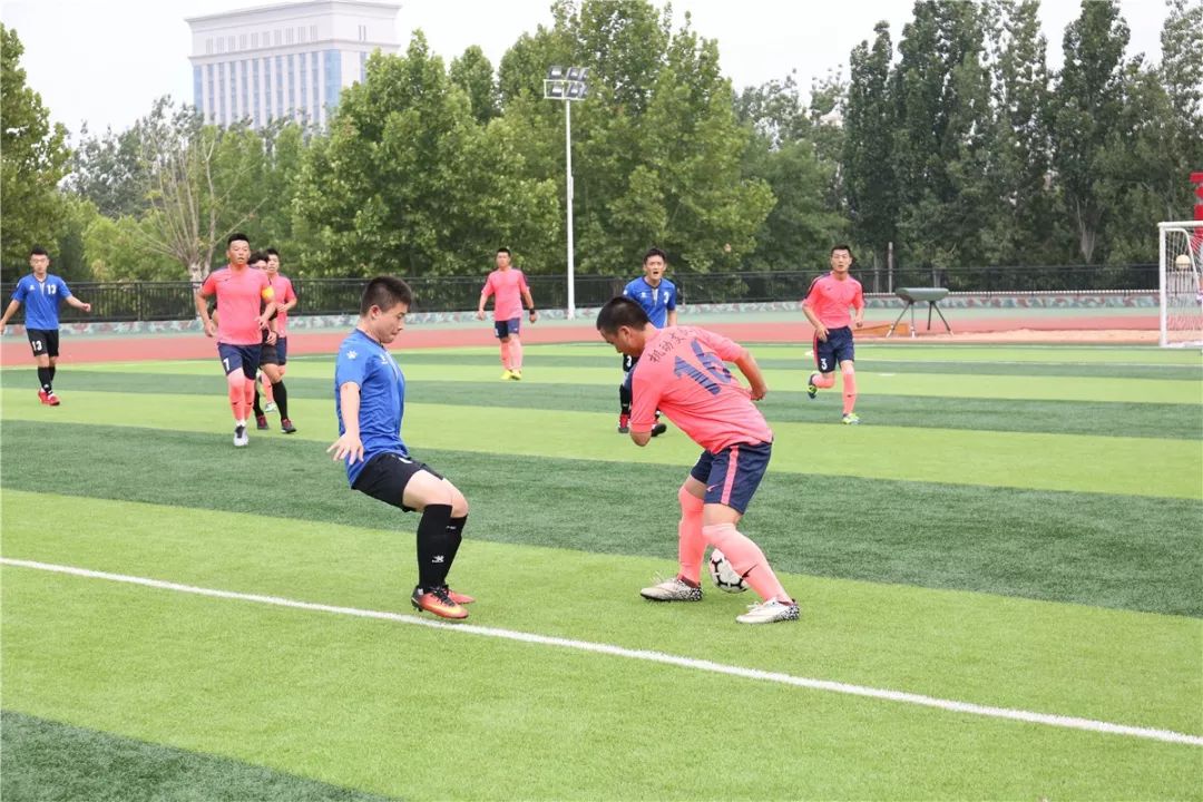 足球连守门员共多少人_足球连续打门规则是什么_足球守门员禁区连续拍球