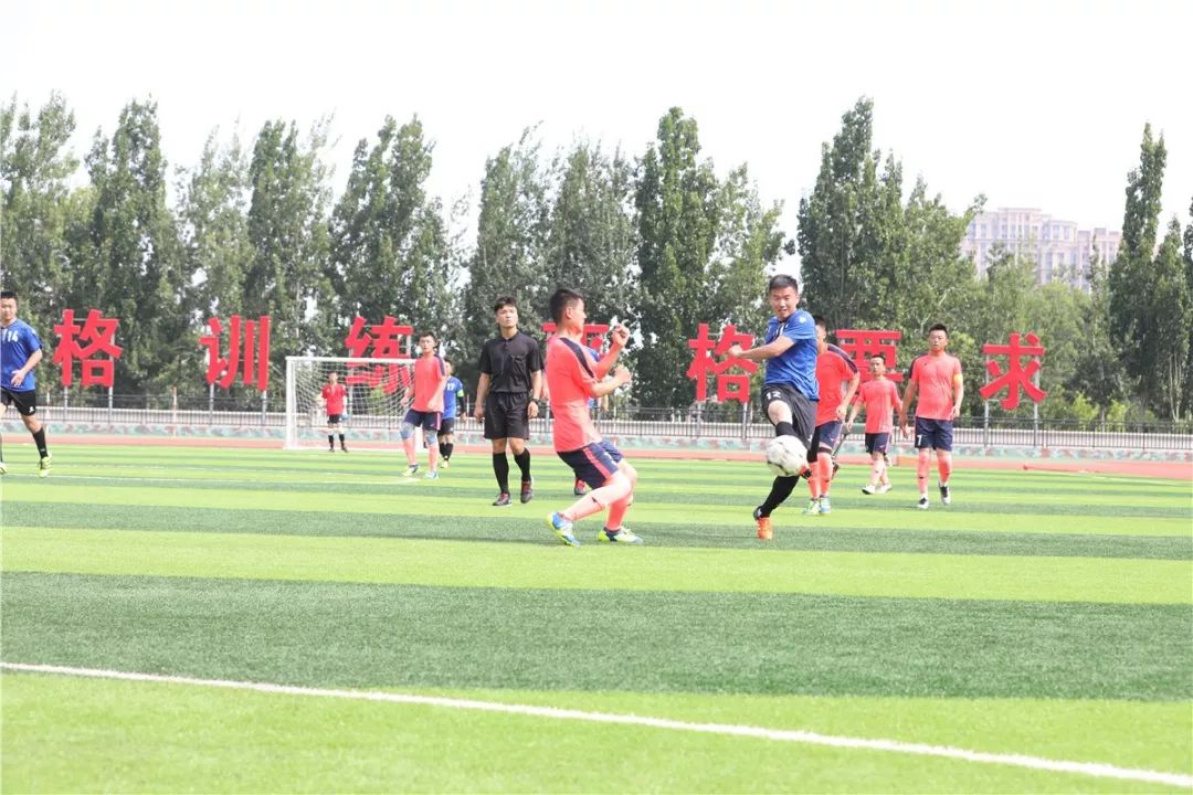 足球连续打门规则是什么_足球连守门员共多少人_足球守门员禁区连续拍球