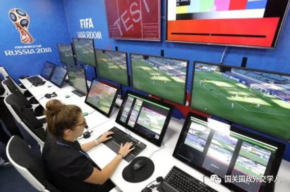 足球连续打门规则是什么_足球守门规则_足球守门员禁区连续拍球