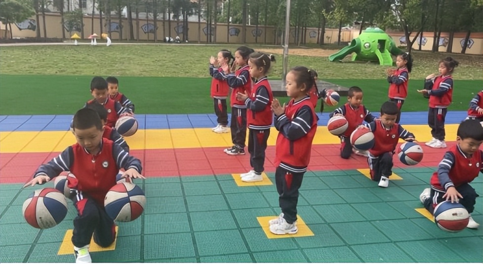 幼儿篮球中班拍球方案_幼儿园中班拍篮球技巧与方法_幼儿园中班拍篮球视频