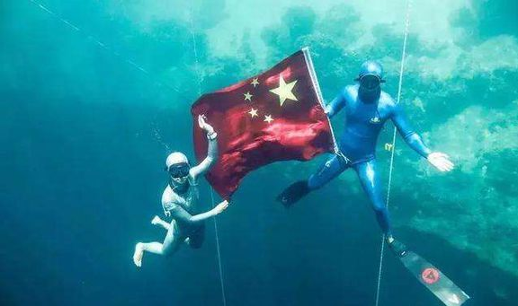 游泳下潜多深对人有危害吗_游泳怎么潜下去视频_自由潜下潜游泳技巧图解