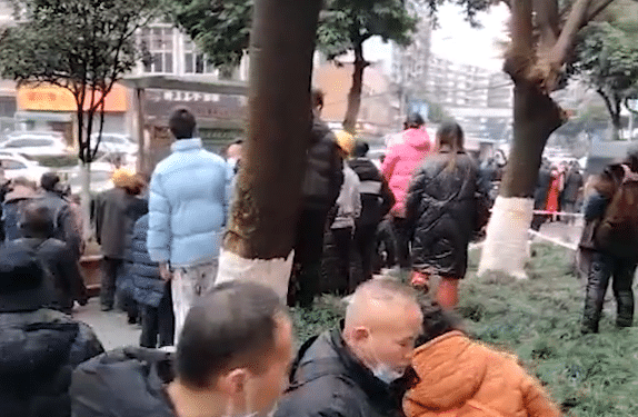 重庆巴南区李家沱夫妻惨案：家庭矛盾引发悲剧，丈夫捅伤妻子后服毒自杀