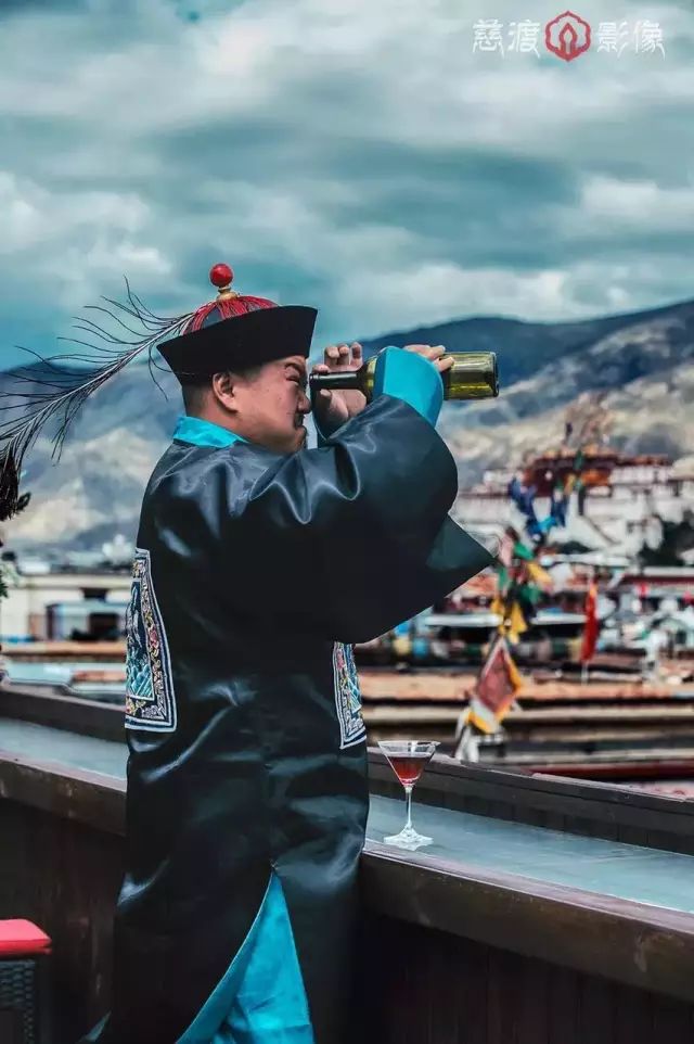 森林复古婚纱照_古堡森林婚纱照准备_古堡婚纱照片