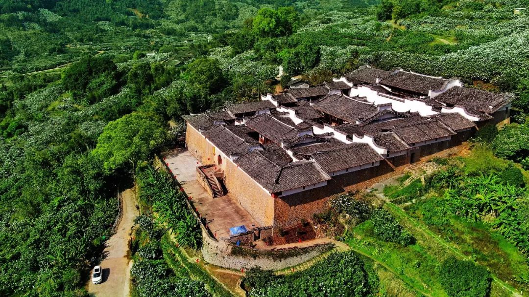 古堡森林婚纱照准备_古堡婚纱照片_婚纱森林