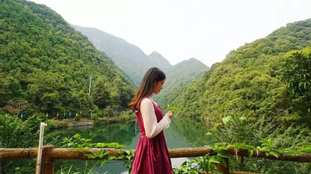 古堡森林婚纱照准备_古堡婚纱照片_婚纱森林
