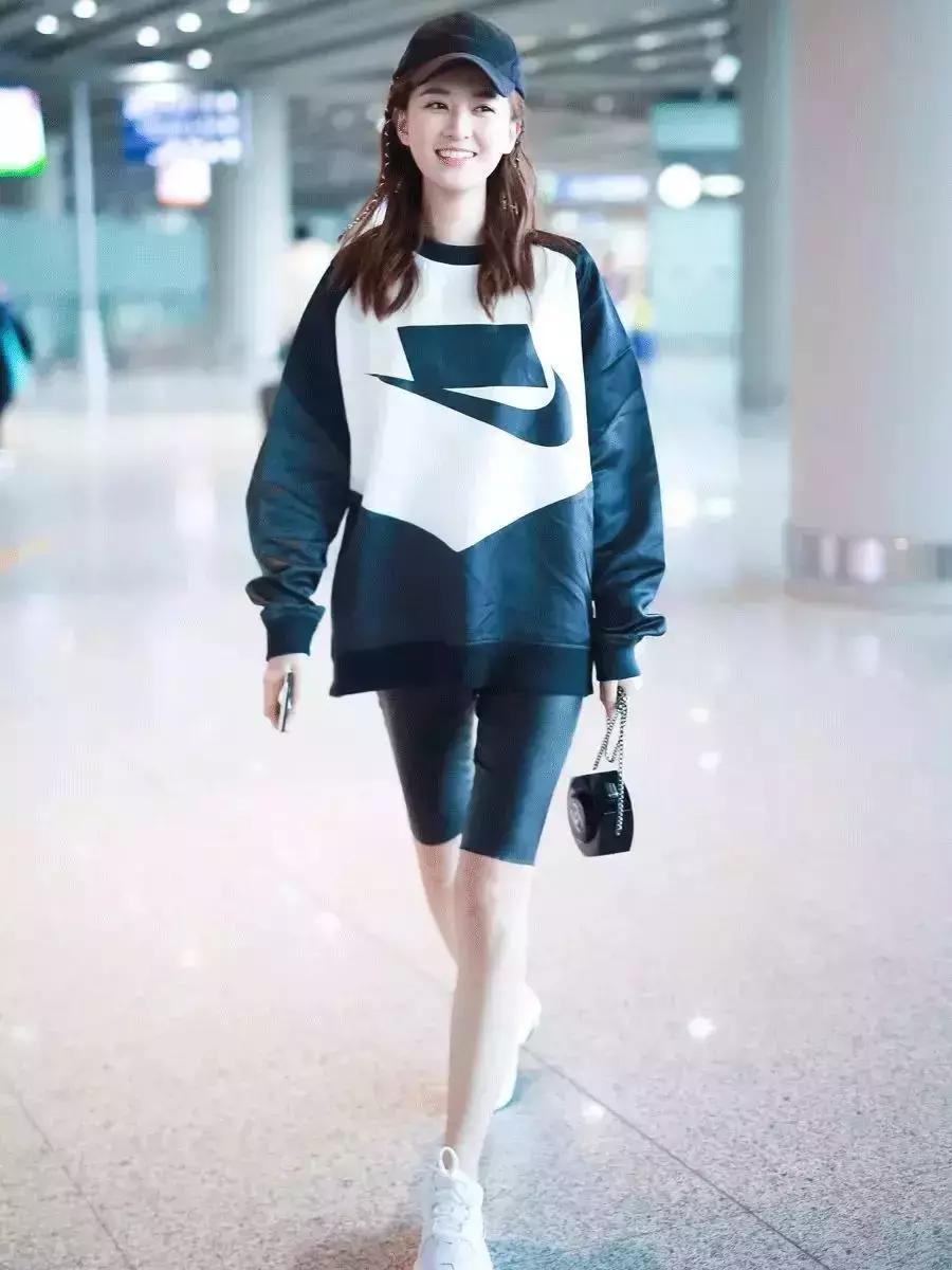 夏天健身穿什么衣服_夏天健身的好处和坏处_明星夏天运动健身