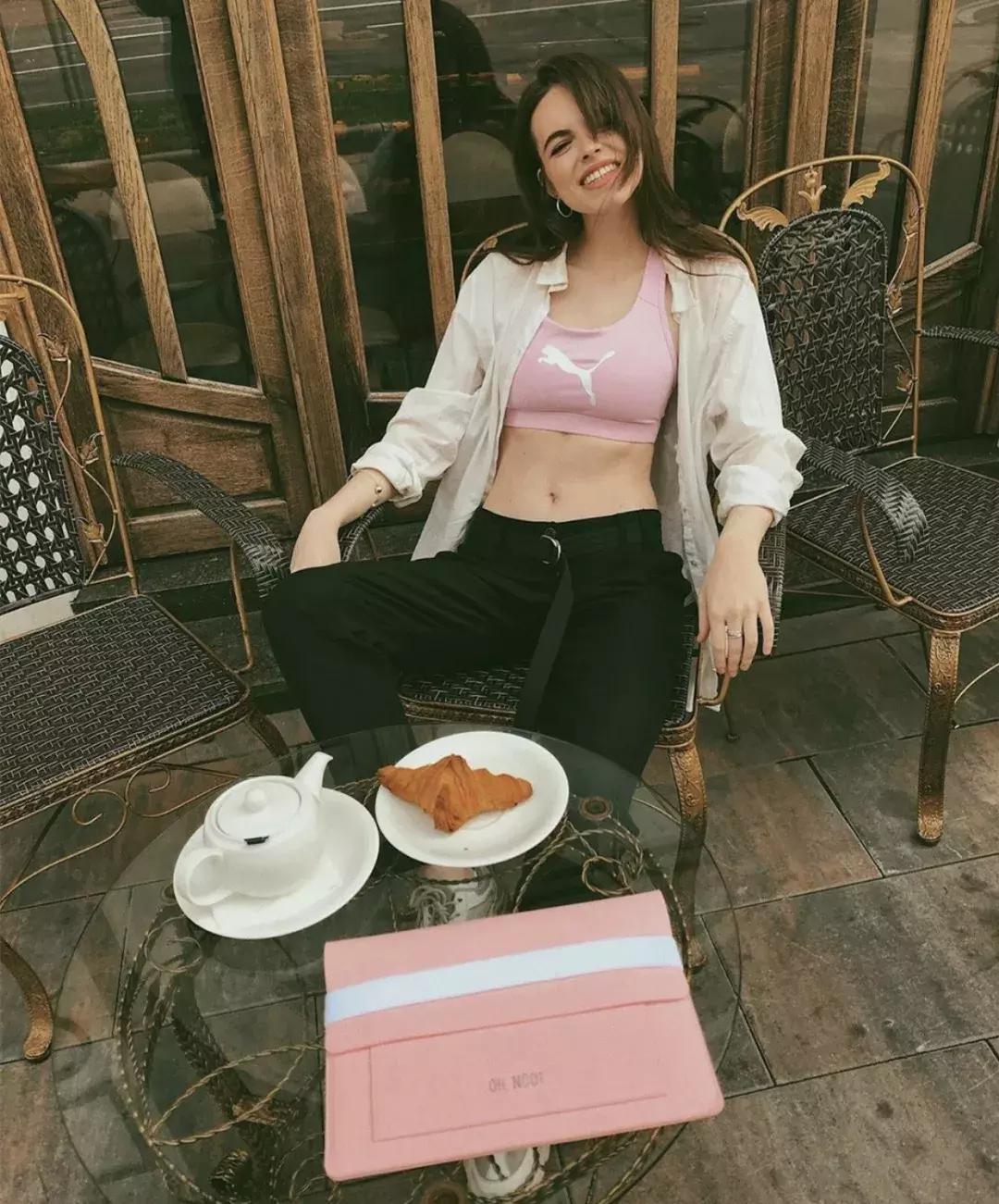 夏天健身穿什么衣服_夏天健身的好处和坏处_明星夏天运动健身