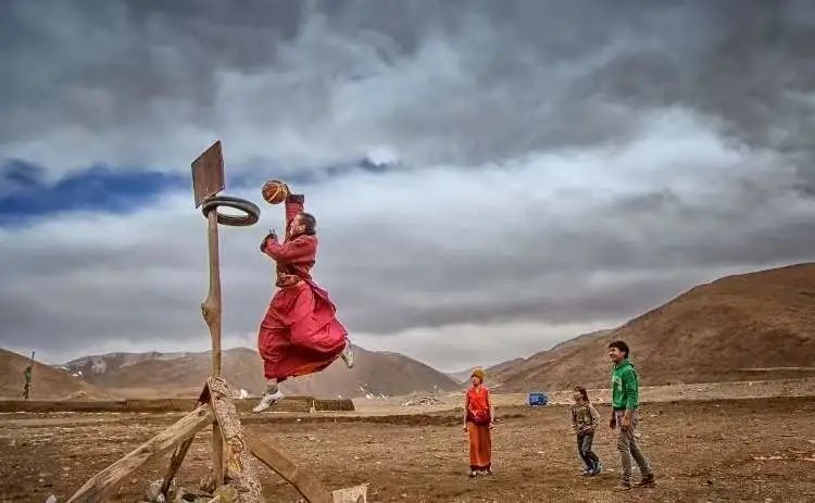 脚步篮球规则合手后怎么练_篮球合球步_篮球合手后脚步规则