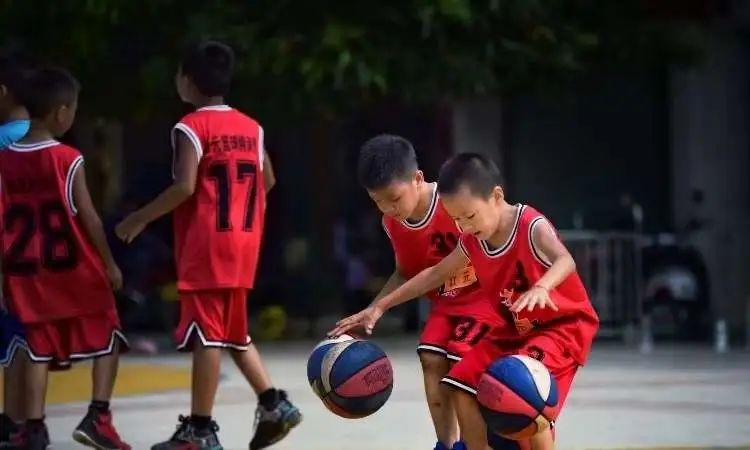 脚步篮球规则合手后怎么练_篮球合手后脚步规则_篮球合球步