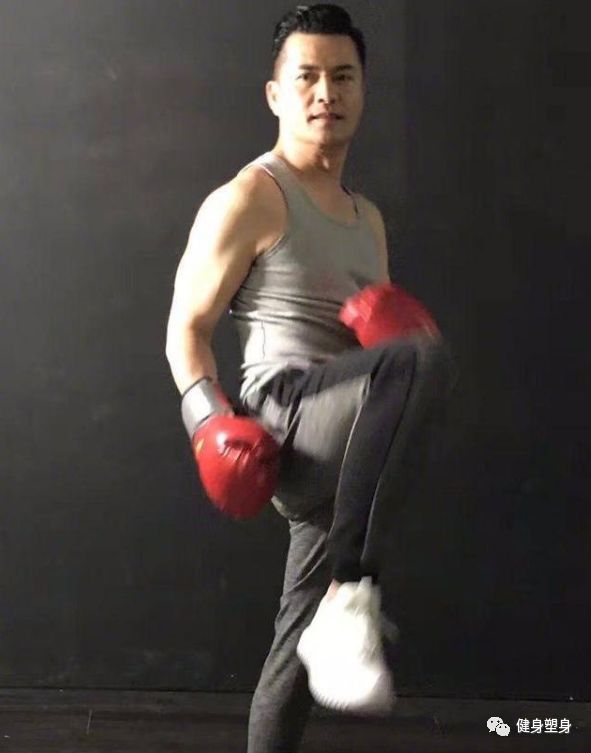 健身特别厉害的一个男明星_男明星健身前后_明星健身前后对比
