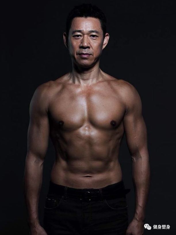 健身特别厉害的一个男明星_明星健身前后对比_男明星健身前后