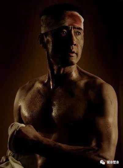 健身特别厉害的一个男明星_男明星健身前后_明星健身前后对比