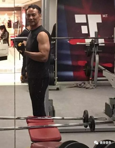 明星健身前后对比_男明星健身前后_健身特别厉害的一个男明星