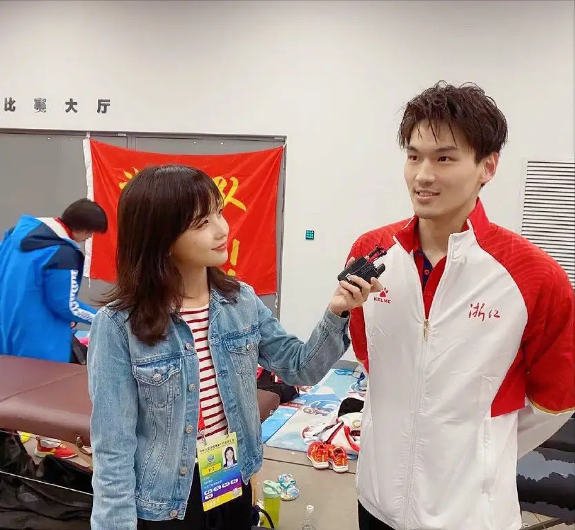 游泳采访冰冰冠军女王的视频_中国选手冰女皇_王冰冰采访女游泳冠军
