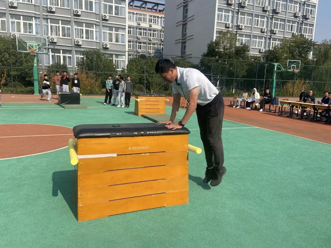 足球防守_一对一足球防守规则图片_防守足球规则图片大全