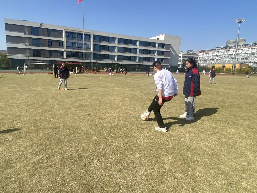 防守足球规则图片大全_足球防守_一对一足球防守规则图片