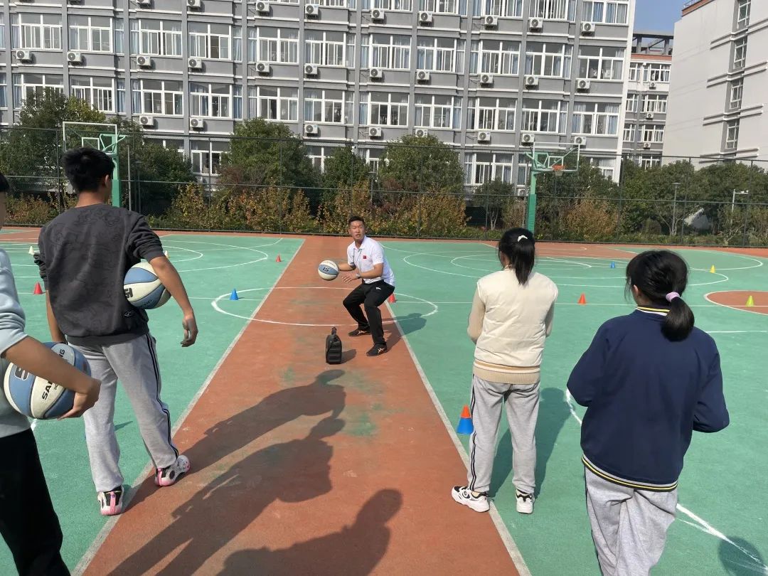 足球防守_一对一足球防守规则图片_防守足球规则图片大全