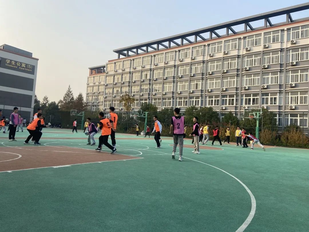 防守足球规则图片大全_足球防守_一对一足球防守规则图片