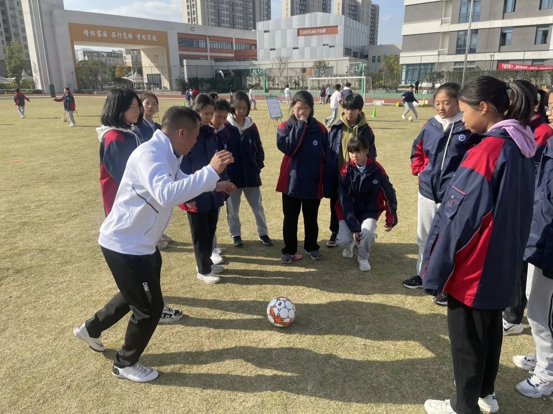 足球防守_防守足球规则图片大全_一对一足球防守规则图片