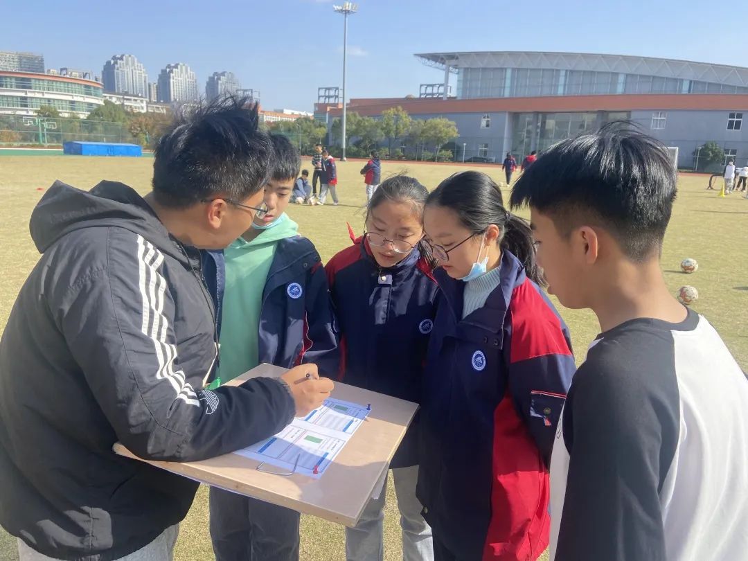 防守足球规则图片大全_一对一足球防守规则图片_足球防守