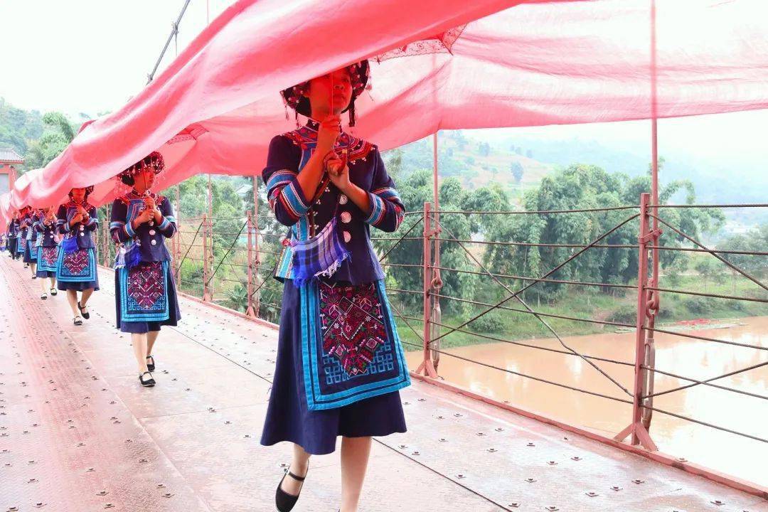 奇怪婚礼习俗新娘出嫁_新娘婚礼出丑_新娘出嫁有什么忌讳