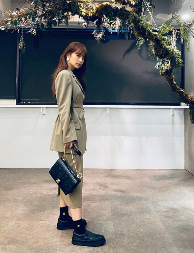 个性西装婚纱照街拍时尚_婚纱照西装怎么搭配_婚纱西装搭配图片大全