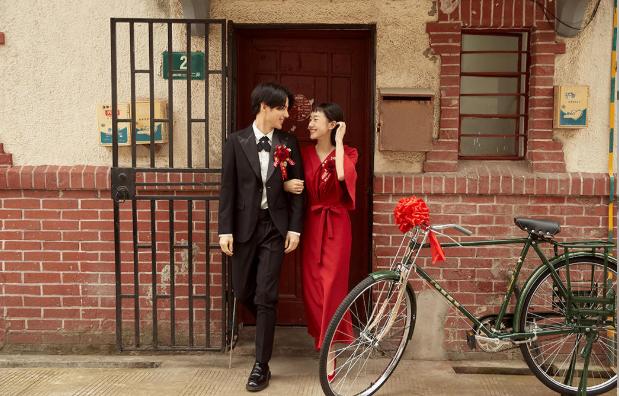 婚纱西服设计图片_个性西装婚纱照街拍时尚_婚纱西装搭配图片大全