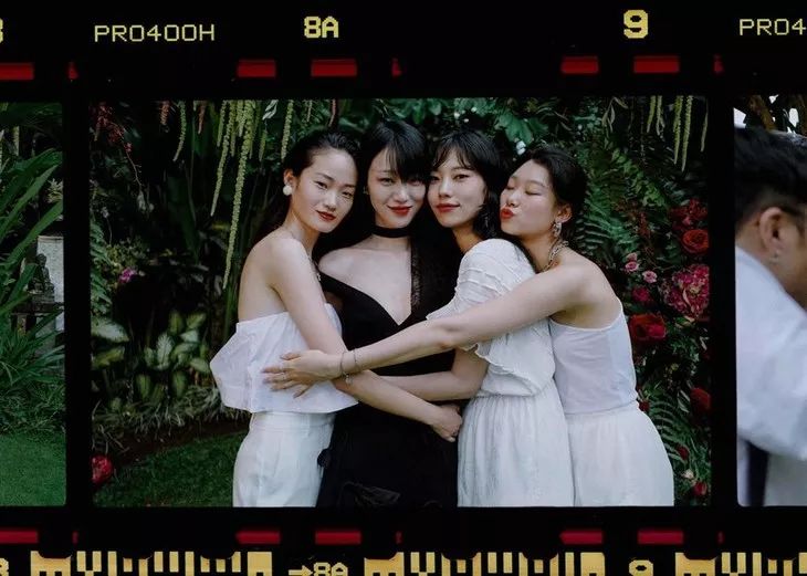 个性西装婚纱照街拍时尚_婚纱照西装女_婚纱西装