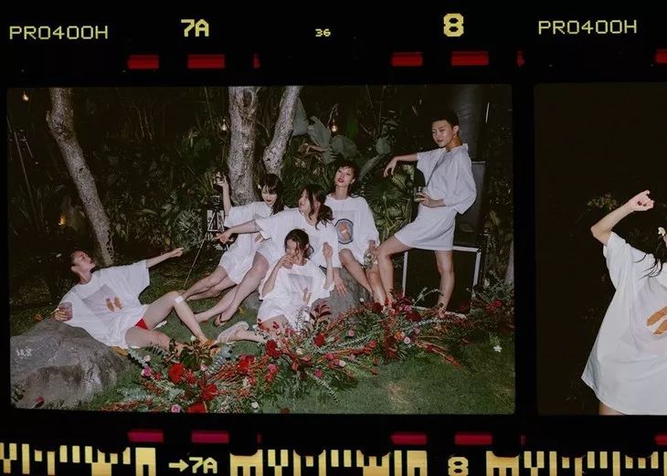 个性西装婚纱照街拍时尚_婚纱照西装女_婚纱西装