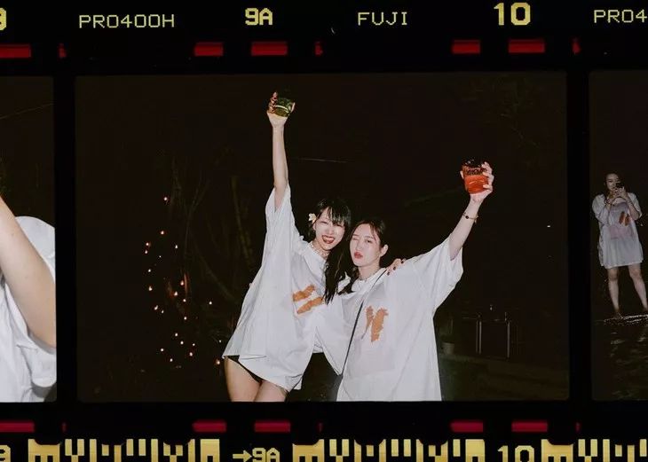 个性西装婚纱照街拍时尚_婚纱照西装女_婚纱西装